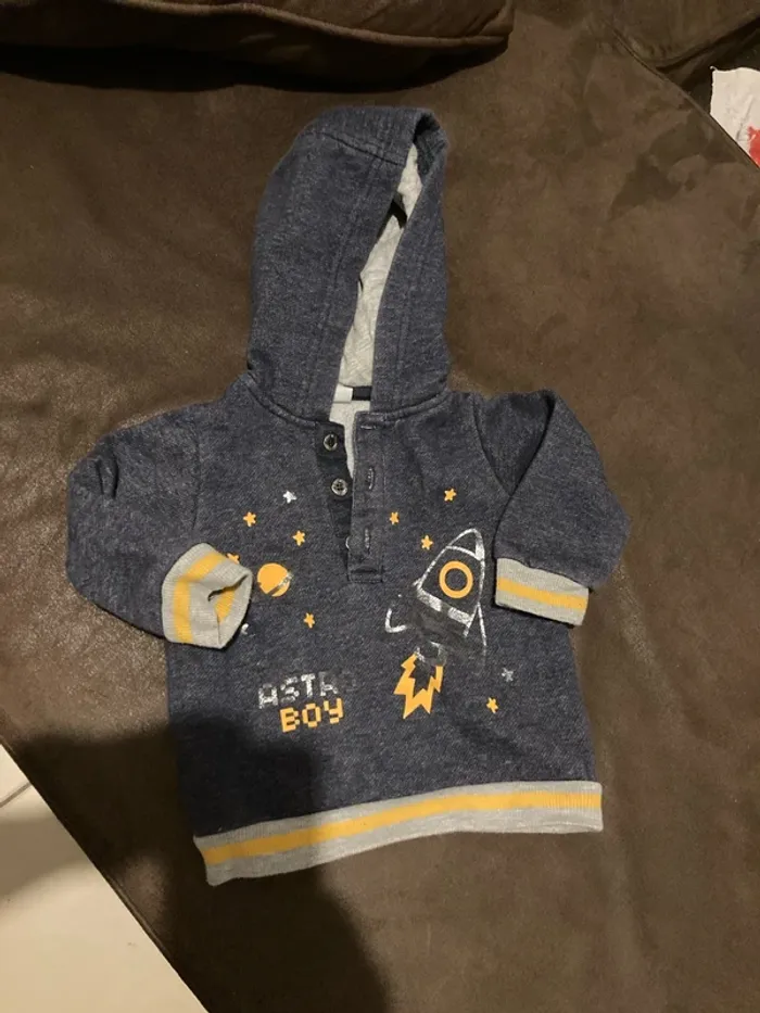 Sweat-shirt à capuche taille 6 mois