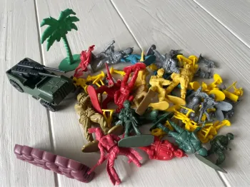 Lot de 60 Soldats en plastique Années 90
