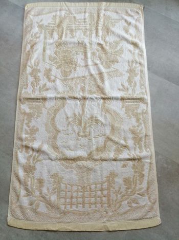 serviette beige et blanche 56 x 100 cm