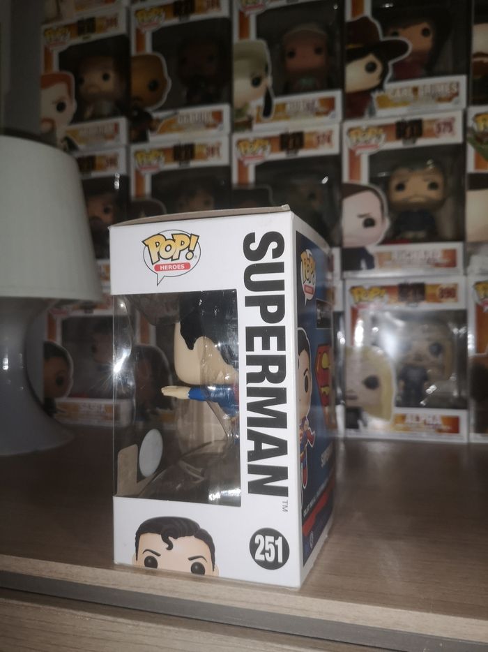 Funko pop Heroes Superman 251 Superman edition 80 ans - photo numéro 2