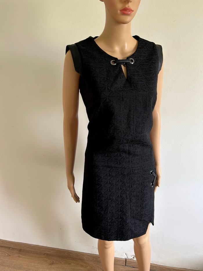 Robe noire avec simili cuir Jus d’Orange taille 3 état satisfaisant (avec défaut) - photo numéro 2