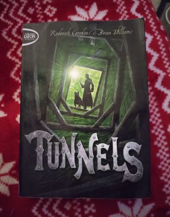 Livre "Tunnels" Roderick Gordon&Brian Williams Roman fantastique neuf