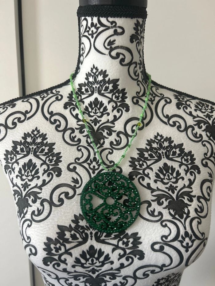 Joli collier en perles fait main vertes