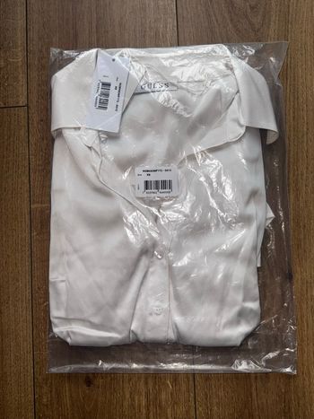 GUESS –Robe blanche élégante ceinturée