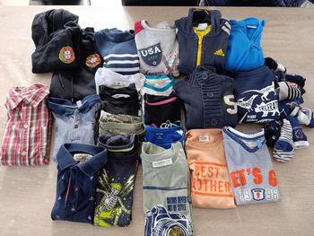Lot  21 vêtements garçons 6 ans
