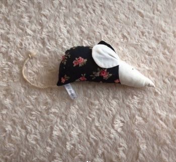 Souris sachet de lavande noir à fleurs
