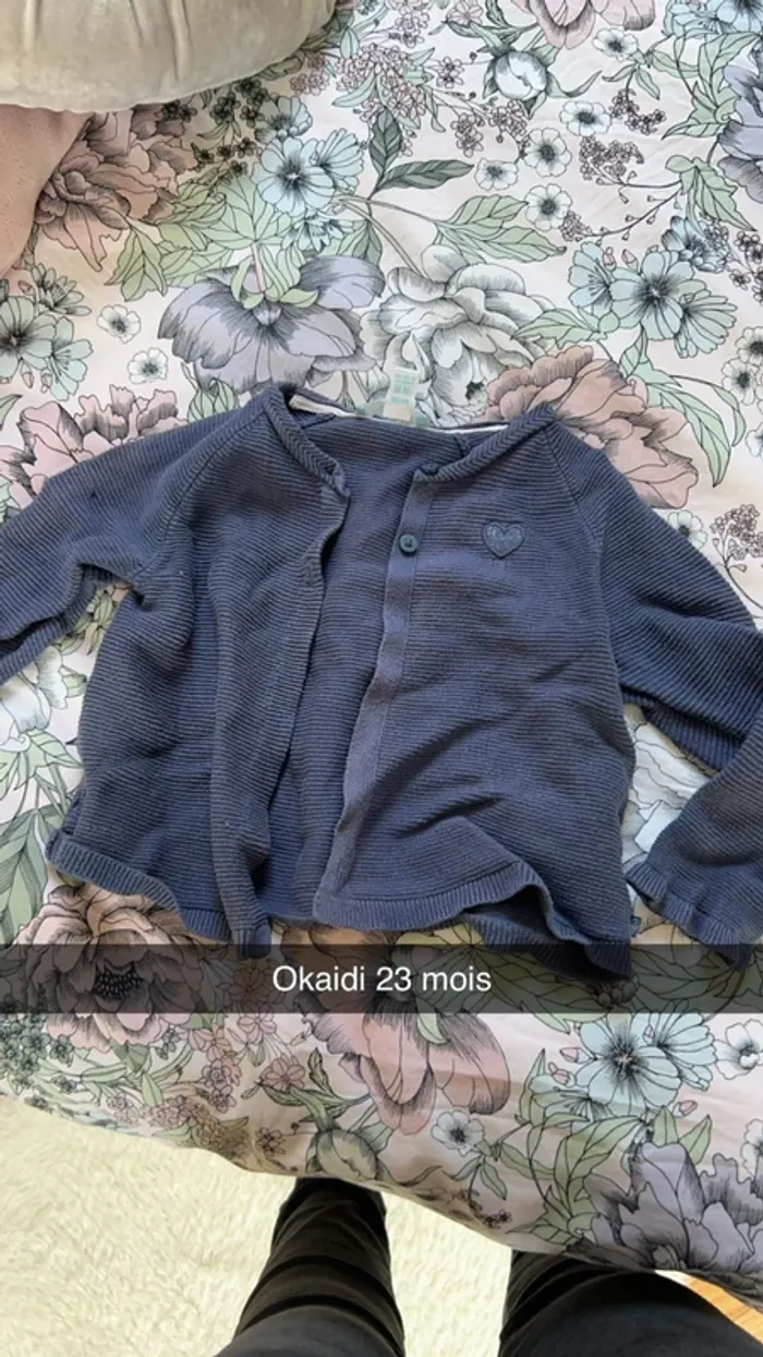 Gilet okaidi taille 23 mois