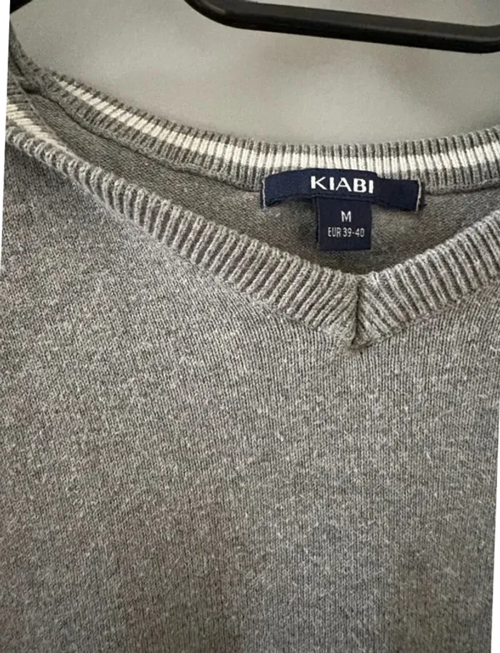 Pull gris col V Kiabi taille M chaud - photo numéro 2