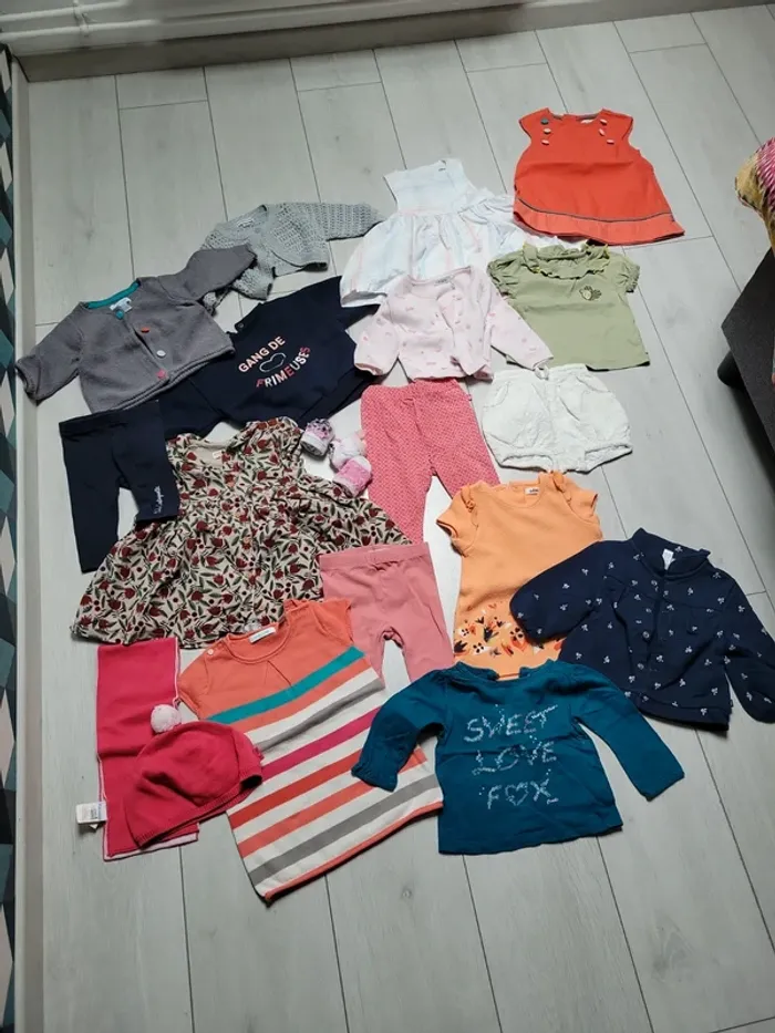 Lot 20 vêtements fille 6 mois