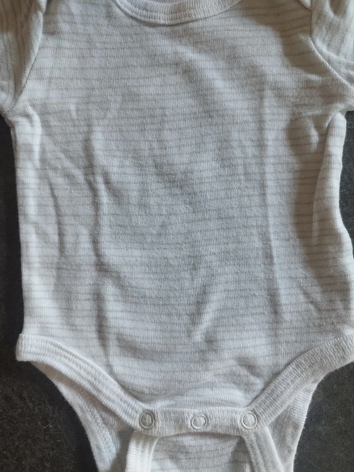 Lot bodies "toujours dans la lune" 1 mois - photo numéro 8