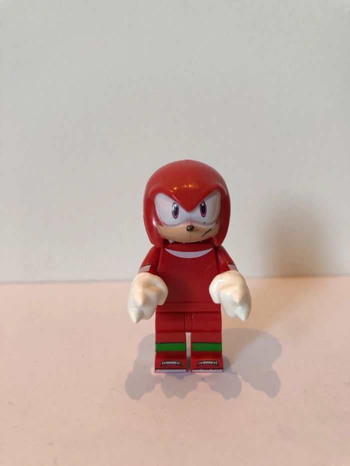 Figurine type lego Sonic. Sonic