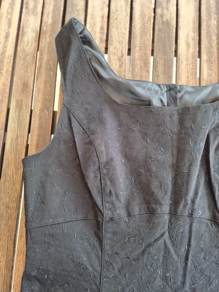 Robe noire brodée T.42 - photo numéro 5