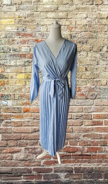 Robe longue plissée bleue clair avec sa ceinture
