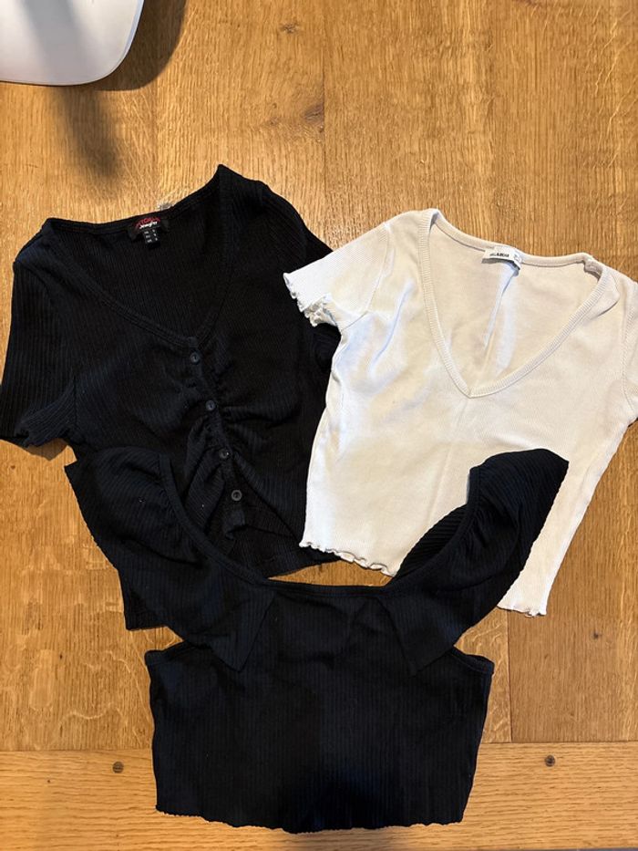 3 petits crop top côtelés courts noir et blanc