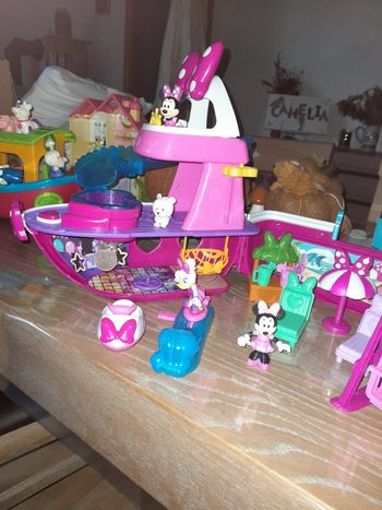 Univers minie et daysie avec maison et bateau en très bon état