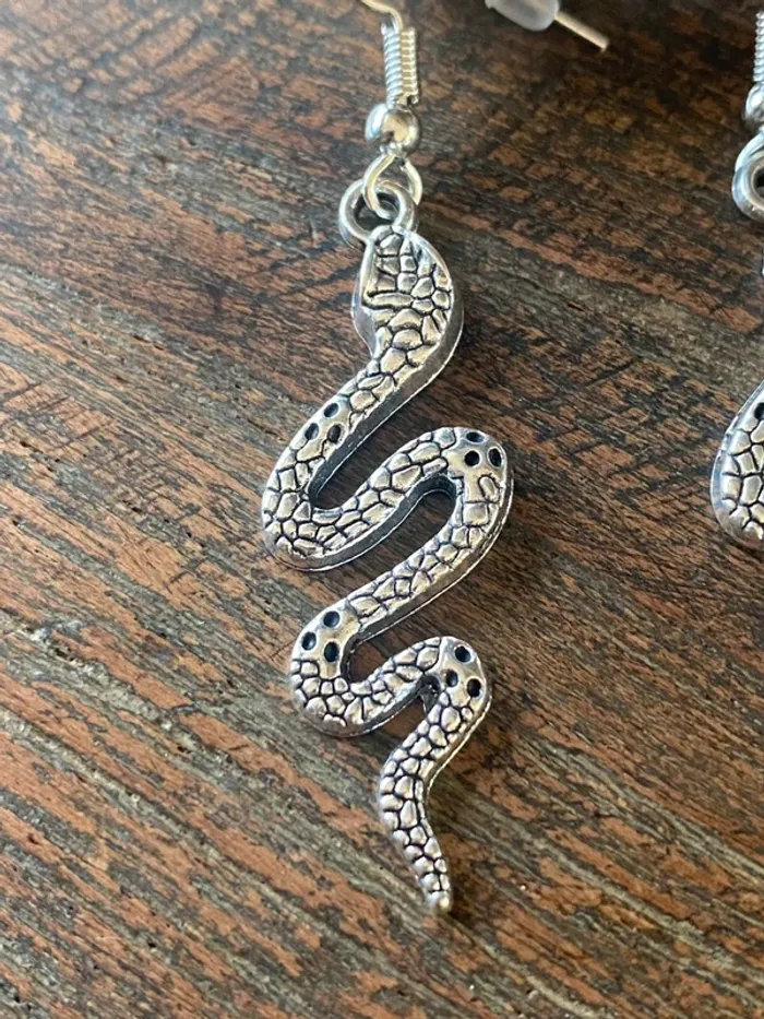 Boucles d’oreilles serpents , argentées , comme neuves - photo numéro 3