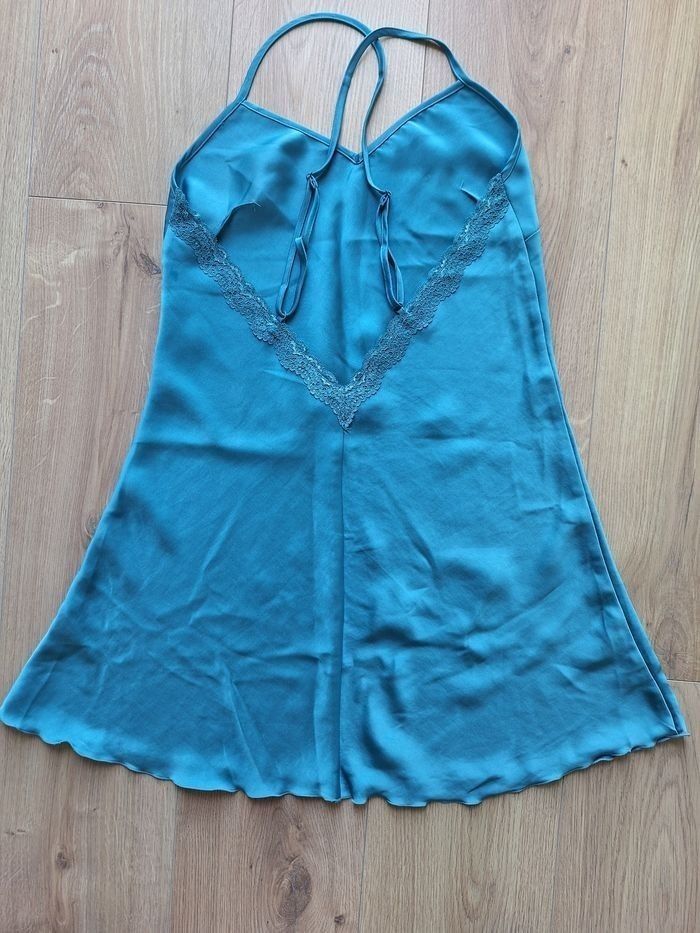 Lot 8 vêtements taille 38, 2 tee-shirts manches longues, 3 jupes, 1 boléro, 2 nuisettes satinées. - photo numéro 7