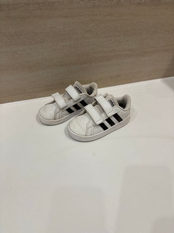 👟 Baskets enfant Adidas blanches à scratch – Très bon état !