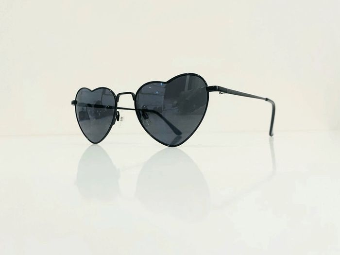 Lunette de soleil femme cœur noire UV protection catégorie 3 - photo numéro 4