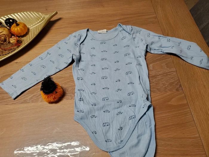 Lot de 4 bodies taille 24 mois très bon état - photo numéro 6