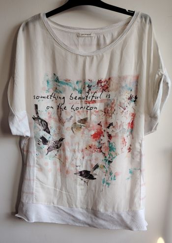 T-shirt blanc Promod à imprimé oiseaux et message “Something beautiful is on the horizon”