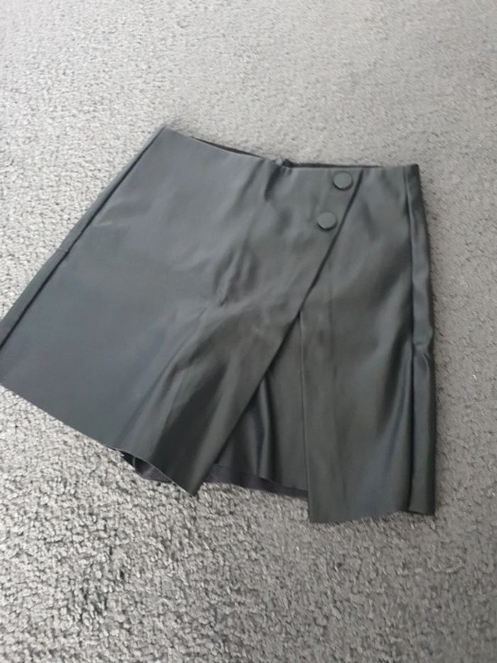 Jupe short en simili cuir noir - photo numéro 2