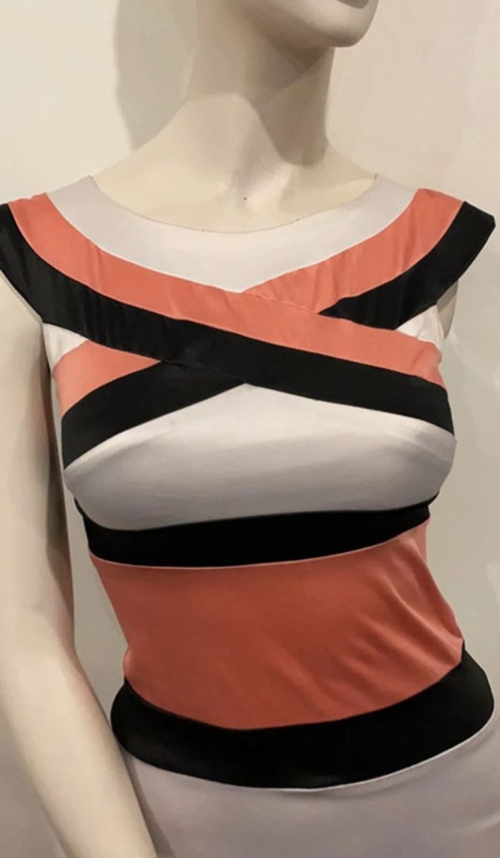 Jolie robe avec fermeture complète dans le dos Goddess taille 36 - photo numéro 2
