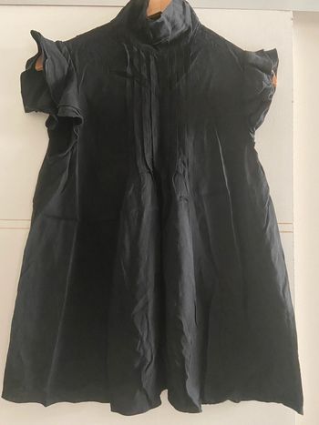 Blouse noir manches courtes col montant et volants manches