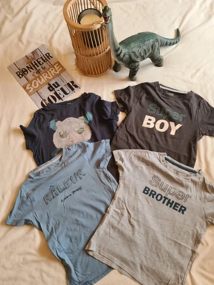 Lot 4  tee-shirt manches courtes 8 ans