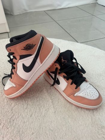Jordan 1 Mid pink Quartz
