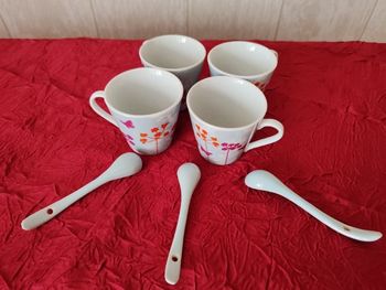 4 Tasses en porcelaine