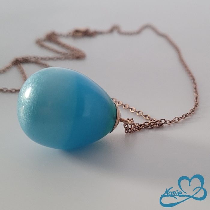 Sautoir rosé doré avec un boulet bleu turquoise en résine - photo numéro 2