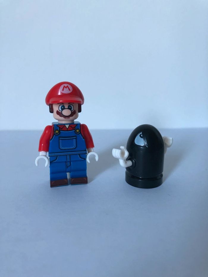 Figurine type lego Mario et la bombe missile. Super Mario