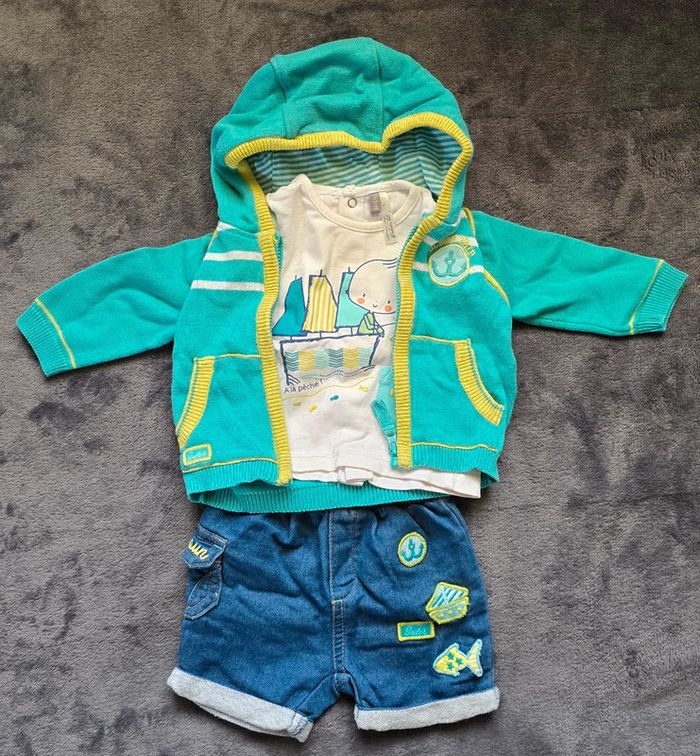 Ensemble bébé short tee shirt et gilet