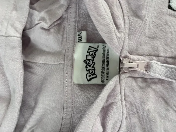Sweat Pikachu 10 ans en très bon état peu porté - photo numéro 2