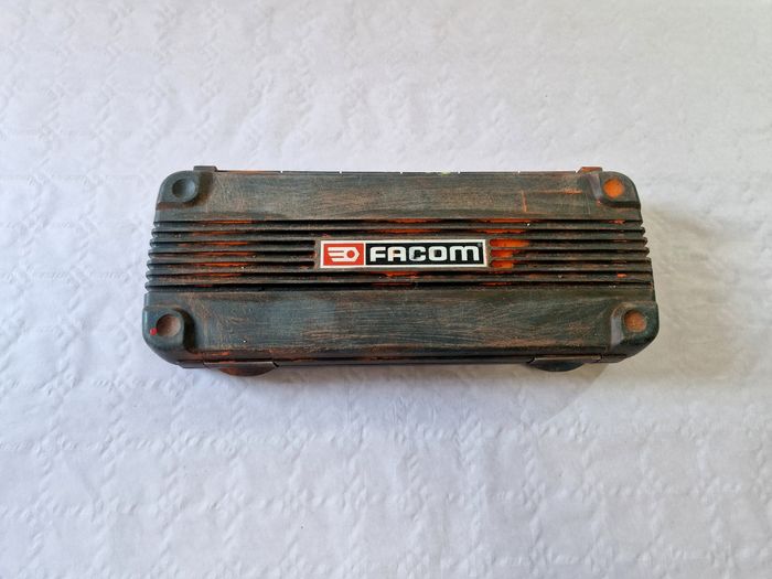 Coffret  , clé à cliquet + rallonge + 17 douilles  , Facom , ancien modèle  , complet - photo numéro 2