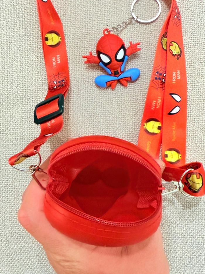 Pochette Spider-Man rouge avec lanière et porte-clés - photo numéro 4