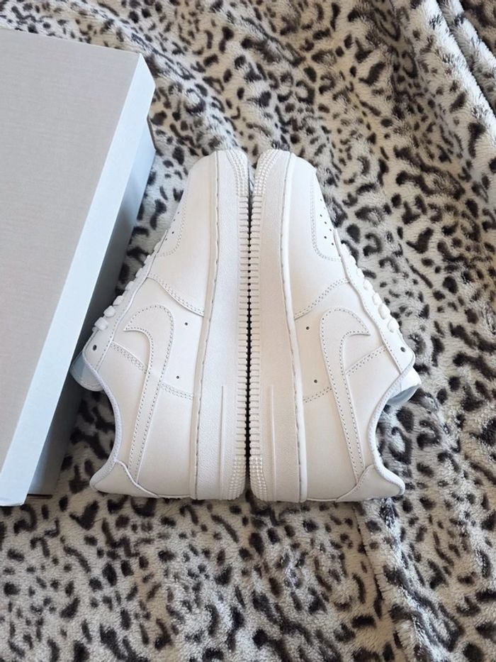 Nike Air Force 1 Low 'O7 White taille 37.5 - photo numéro 3