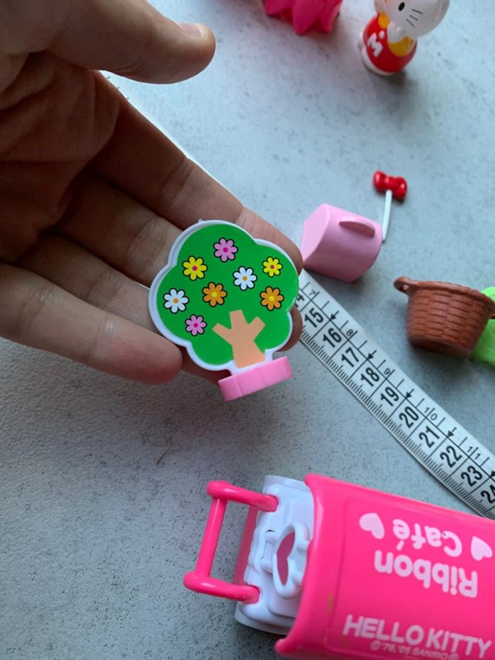 Lot jouet hello kitty marchande avec terrasse sucette figurine arbre panier etc - photo numéro 12