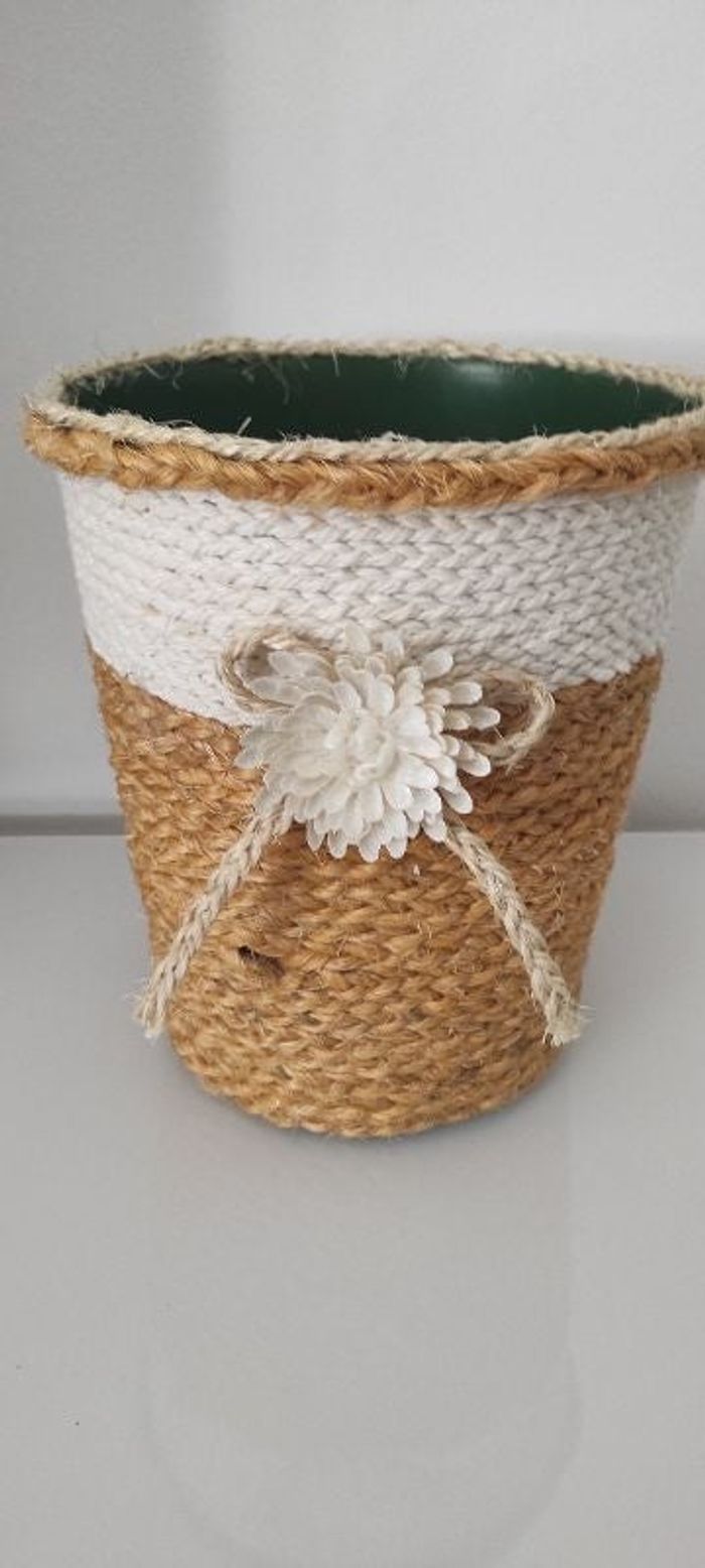 Pot de fleurs en ficelle tressée fleur blanche pailletée