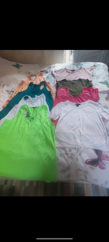 Lot de 8 débardeurs et t-shirts femme taille 42