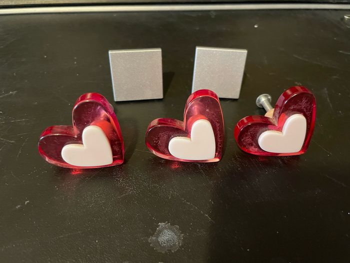 Vends BOUTON ou POIGNÉE DE TIROIR COEUR COULEURS POUR POIGNÉE MEUBLE ENFANTS en très bon état 3 cœurs et 2 carré - photo numéro 3