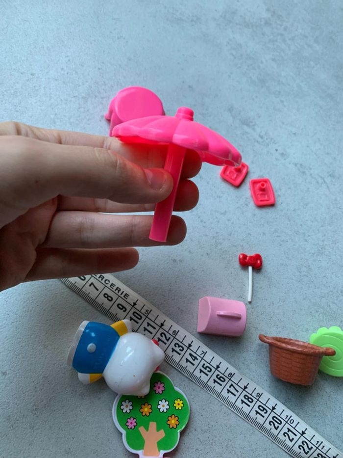 Lot jouet hello kitty marchande avec terrasse sucette figurine arbre panier etc - photo numéro 18