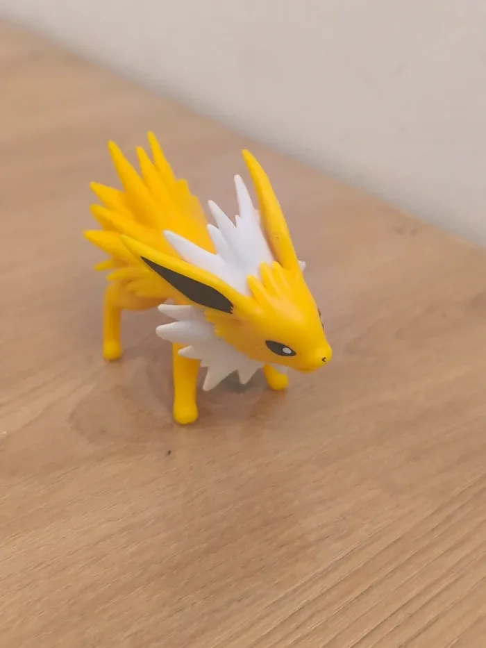 Figurine pokémon voltali - photo numéro 2