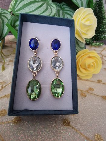 Trés jolies boucles d’oreilles incrustées cristaux
