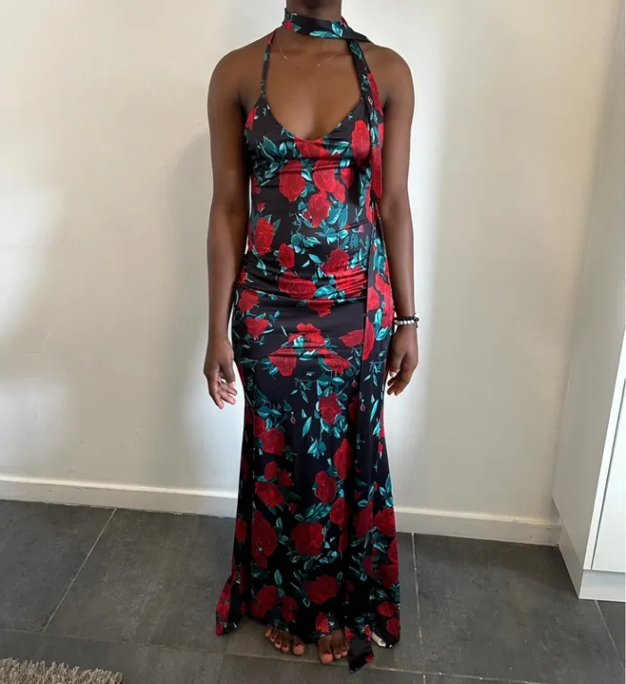 Robe longue dos nu à imprimé roses rouges – style élégant et sensuel - photo numéro 2