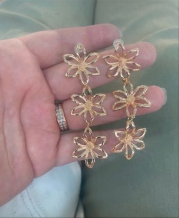 Boucles d’oreilles pendantes NEUVES forme de fleurs couleur doré