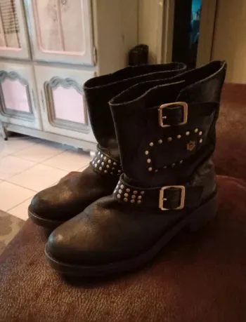 Paire de bottine en cuir  cloutées ,