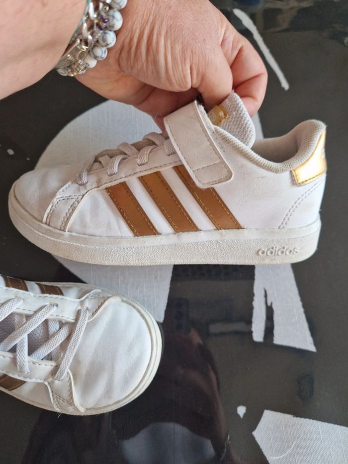 Baskets adidas taille 30 blanche et or