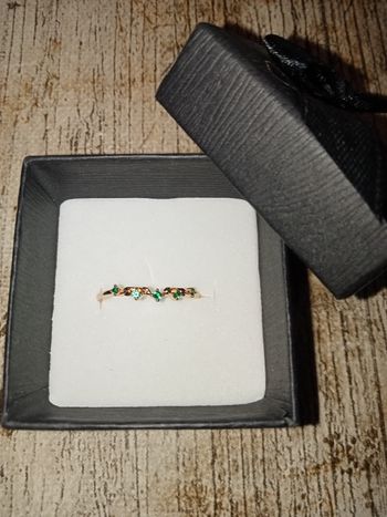 Bague femme avec 5 petites pierres vertes